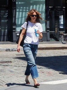 katie-holmes-urban-fashion-new-york-05-07-2024-6.thumb.jpg.ebf3f41c754152100c7be333225bd015.jpg