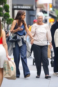 katie-holmes-walks-hand-in-hand-with-her-mom-in-nyc-06-05-2024-0.thumb.jpg.e8fb50fec65209fa04592f19ce75bae9.jpg