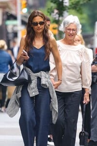 katie-holmes-walks-hand-in-hand-with-her-mom-in-nyc-06-05-2024-6.thumb.jpg.2e11efe2eec0c0f434f8b53c86df6935.jpg