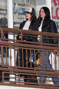 kendall-jenner-and-kylie-jenner-arriving-for-dinner-at-sushi-park-in-la-05-01-2024-0.jpg
