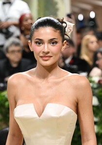 kylie-jenner-at-met-gala-2024-3.jpg