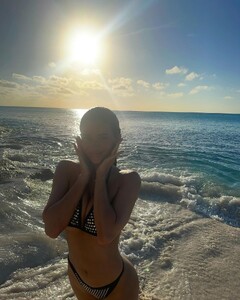 kylie-jenner-in-a-bikini-04-06-2024-1.jpg