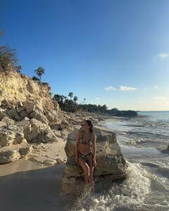 kylie-jenner-in-a-bikini-04-06-2024-3.jpg