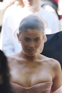kylie-jenner-s-bold-look-a-head-turning-moment-at-paris-fashion-week-1.jpg