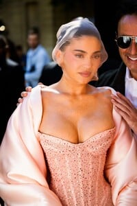 kylie-jenner-s-bold-look-a-head-turning-moment-at-paris-fashion-week-4.jpg