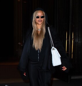 rihanna-exiting-the-four-seasons-hotel-in-new-york-05-09-2024-1.jpg