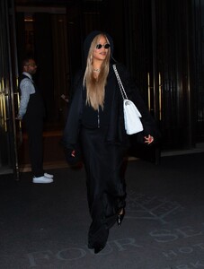 rihanna-exiting-the-four-seasons-hotel-in-new-york-05-09-2024-4.jpg
