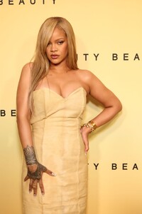 rihanna-stuns-in-glamorous-fenty-beauty-launch-event-in-la-04-26-2024-6.jpg