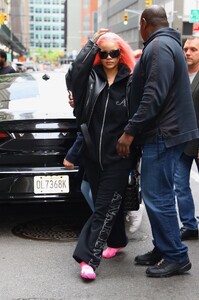 rihanna-stuns-with-vibrant-pink-hair-transformation-ahead-of-met-gala-1.jpg