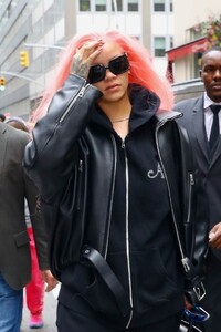 rihanna-stuns-with-vibrant-pink-hair-transformation-ahead-of-met-gala-2.jpg