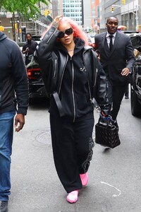 rihanna-stuns-with-vibrant-pink-hair-transformation-ahead-of-met-gala-3.jpg
