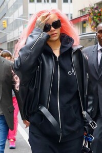 rihanna-stuns-with-vibrant-pink-hair-transformation-ahead-of-met-gala-5.jpg