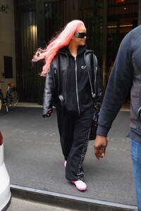 rihanna-stuns-with-vibrant-pink-hair-transformation-ahead-of-met-gala-6.jpg