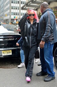 rihanna-stuns-with-vibrant-pink-hair-transformation-ahead-of-met-gala-8.jpg