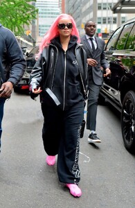 rihanna-stuns-with-vibrant-pink-hair-transformation-ahead-of-met-gala-9.jpg