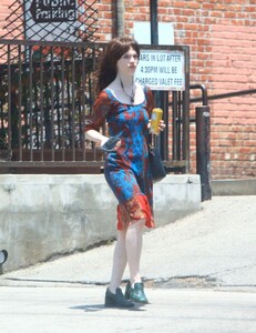 sophie-thatcher-out-for-iced-drink-in-los-angeles-06-05-2024-0.jpg