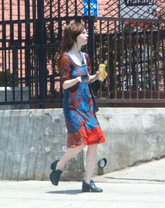 sophie-thatcher-out-for-iced-drink-in-los-angeles-06-05-2024-3.jpg