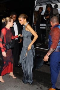 zendaya-at-loewe-s-met-gala-after-party-in-new-york-05-06-2024-9.jpg