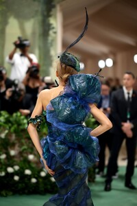 zendaya-stuns-in-avant-garde-gown-at-2024-met-gala-0.jpg