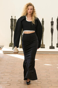 00004-jacquemus-spring-2024-ready-to-wear-credit-gorunway.thumb.jpg.b08367d86363ea2fa9598b31dc645e3f.jpg