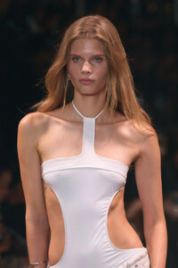 00008-isabel-marant-spring-2024-ready-to-wear-details-credit-gorunway.thumb.jpg.eec468bdb549244dc36d02674dd2894e.jpg