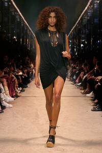 00013-Isabelmarant-spring-2024-ready-to-wear-credit-gorunway.thumb.jpg.a302275519f534742ad666894fde1351.jpg