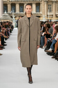 00019-givenchy-spring-2024-ready-to-wear-credit-gorunway.thumb.jpg.0a16cb9eede42c19e602a8a8ddb6c3dc.jpg