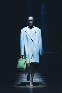 00019-khaite-spring-2024-ready-to-wear-credit-brand.thumb.jpg.8d30507d8ca952dbb09021bf726afa53.jpg