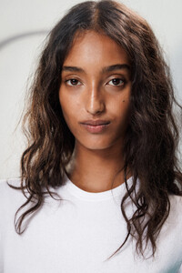 00023-jw-anderson-spring-2024-ready-to-wear-beauty-credit-gorunway.thumb.jpg.bb6cb18c3363ef656ab0411f057131ce.jpg