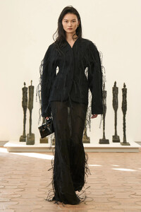 00025-jacquemus-spring-2024-ready-to-wear-credit-gorunway.thumb.jpg.7bca1bda98b347a43686bb7492d4e79e.jpg