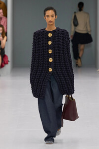 00026loewe-spring-2024-ready-to-wear-credit-gorunway.thumb.jpg.913b99afc886440e411bb77854f566ae.jpg