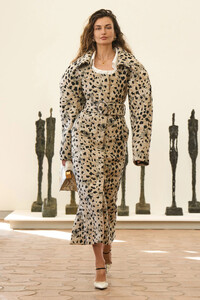 00028-jacquemus-spring-2024-ready-to-wear-credit-gorunway.thumb.jpg.13fb5e92a8aff1a05f3a23c8856c4b34.jpg