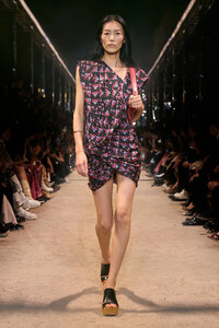 00039-Isabelmarant-spring-2024-ready-to-wear-credit-gorunway.thumb.jpg.c83d19f0708567d5fff9aedfbf2deac4.jpg