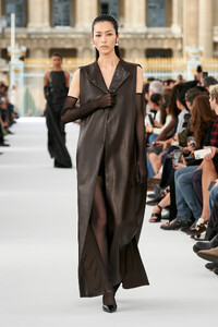 00051-givenchy-spring-2024-ready-to-wear-credit-gorunway.thumb.jpg.353652f63cf123df967b702228dc718a.jpg