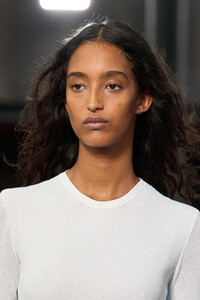 00057-jw-anderson-spring-2024-ready-to-wear-detail-credit-gorunway.thumb.jpg.f358227fc6a5d58e010cc3fca91aa74f.jpg