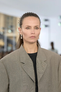 00072-givenchy-spring-2024-ready-to-wear-detail-credit-gorunway.thumb.jpg.f39818c9af20180d7270940d223b7333.jpg