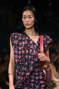 00095-isabel-marant-spring-2024-ready-to-wear-details-credit-gorunway.thumb.jpg.8936bf02bd4bb46e02562eaf408f8db3.jpg