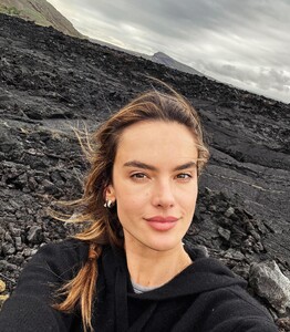 [2024.06.30] alessandraambrosio_449317469_18445559167000670_1895438084311150906_n.jpg