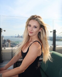 [2024.07.09] lindsaymariebrewer_450415593_320301851050565_157861024380930751_n.jpg