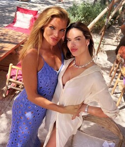 [2024.07.11] alessandraambrosio_450591221_1875121702987204_4575489036729257222_n.jpg