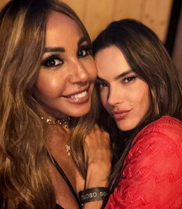 [2024.07.12] alessandraambrosio_450798593_335835106127538_2697530818873976293_n.jpg