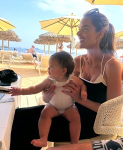 [2024.07.14] alessandraambrosio_450797412_888804866419544_2791653989374238742_n.jpg