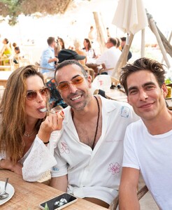 [2024.07.14] alessandraambrosio_450994053_1394064634600132_7382760855687866177_n.jpg