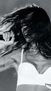 492343997_dualipa-8.jpg