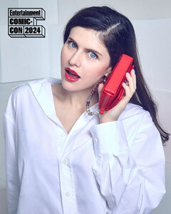 499248388_comic-con-aalexandra-daddario.jpg