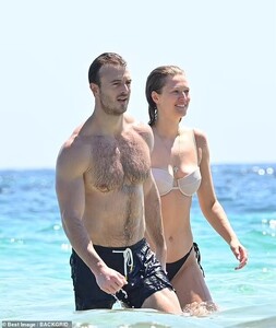 87591131-13656537-Toni_Garrn_flaunted_her_washboard_abs_in_a_skimpy_bikini_as_she_-m-25_1721580926829_11zon.jpg
