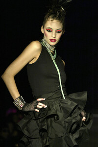 BetseyJohnson2004WomenRTW42.thumb.jpg.ce968a3b992b3a432aa273f1958a27f2.jpg