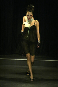 BetseyJohnson2004WomenRTW56.thumb.jpg.a396a5d6bb6078ca5b12c29feec4f393.jpg