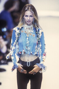 Blumarine1993WomenRTW32.thumb.jpg.7a452cd8be2d209c42d00fb5deb2643d.jpg