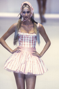 Blumarine1993WomenRTW34.thumb.jpg.a1be88145106f81545d44942fc5d4fb4.jpg
